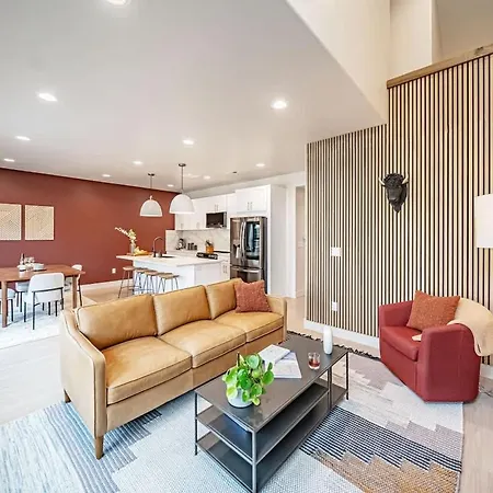 Stylish Townhome Walkable Garage